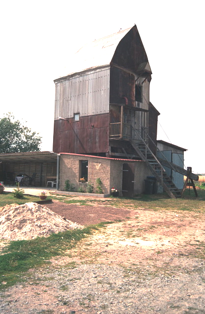 Alte mit Blech verkleidete Bockwindmühle